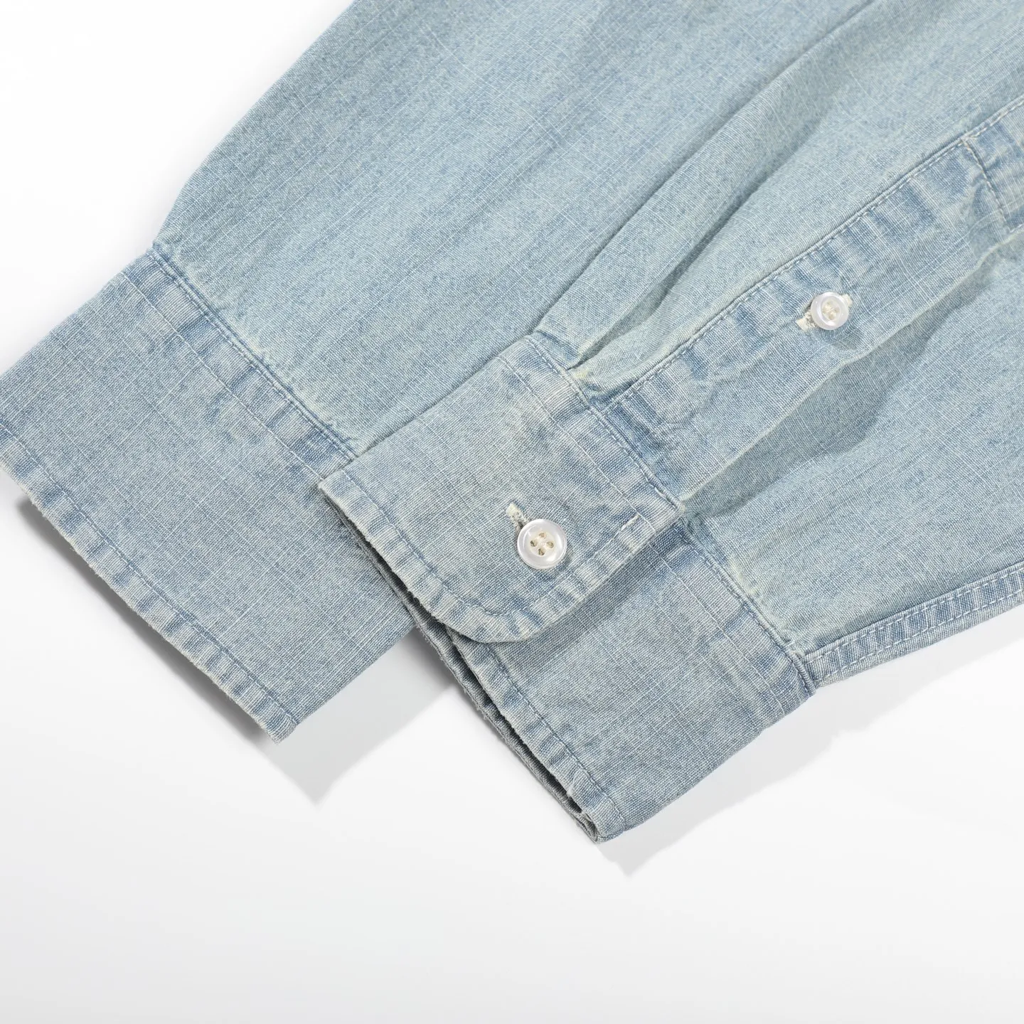 P400 [Original item] Top quality lapel long-sleeved washed denim shirt jacket Four-season men's two-color pure cotton shirt stone-washed retro casual denim shirt Denim shirt is really the most iconic product, decorated with colorful iconic pony embroidery, presenting a classic polo style design. It is a versatile choice from winter to summer. The multiple washes of denim greatly increase the comfort and softness of the fabric. The distressed effect is full of strong American retro style. This one is also closed with eyes closed. Simply YYDS~ The same style for men and women. It can be worn alone or as a cardigan. If you like looseness, choose one size larger. It is more suitable for inner wear~ The overall style is a loose version with a bit of boyfriend style. The silhouette is good and the drape is good. The upper body has a tough style~ It has an American retro denim style. This shirt is suitable for many occasions, whether it is daily leisure or commuting. It is a good choice. It can also be used as a layering jacket/coat. Color: dark blue, light blue, size: S-XL